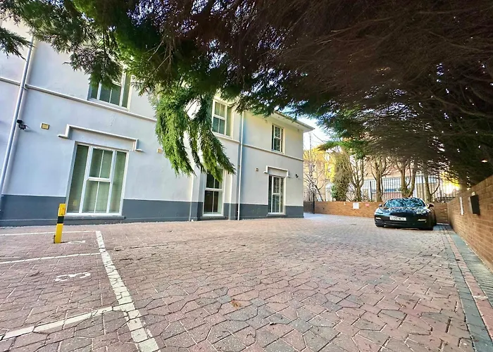 Two Bedroom Apartment - Heart Of Bournemouth - Free Parking - Sleeps 6 - Close To Town And Beach