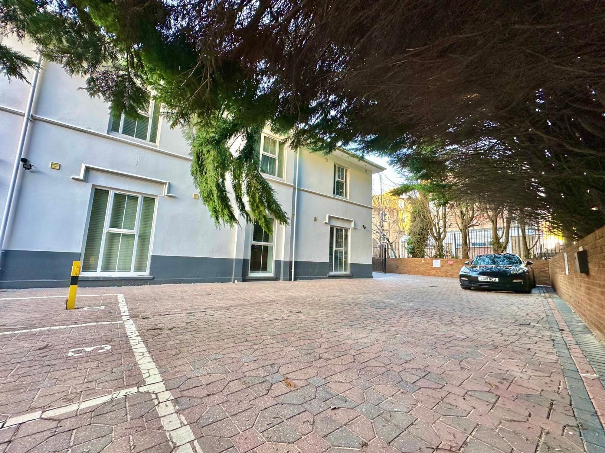 Two Bedroom - Heart Of - Free Parking - Sleeps 6 - Close To Town And Appartamento *