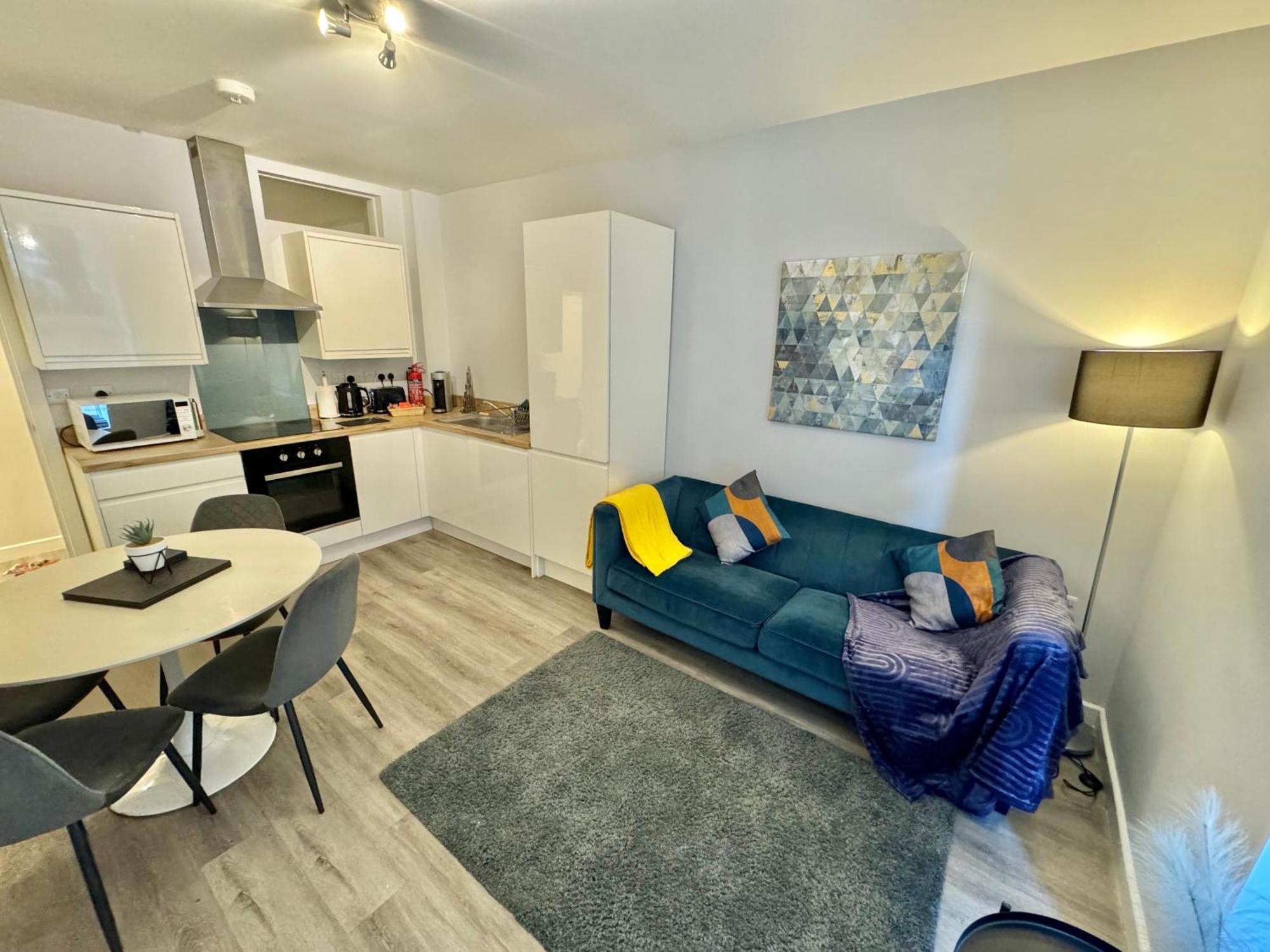 Two Bedroom - Heart Of - Free Parking - Sleeps 6 - Close To Town And Bournemouth