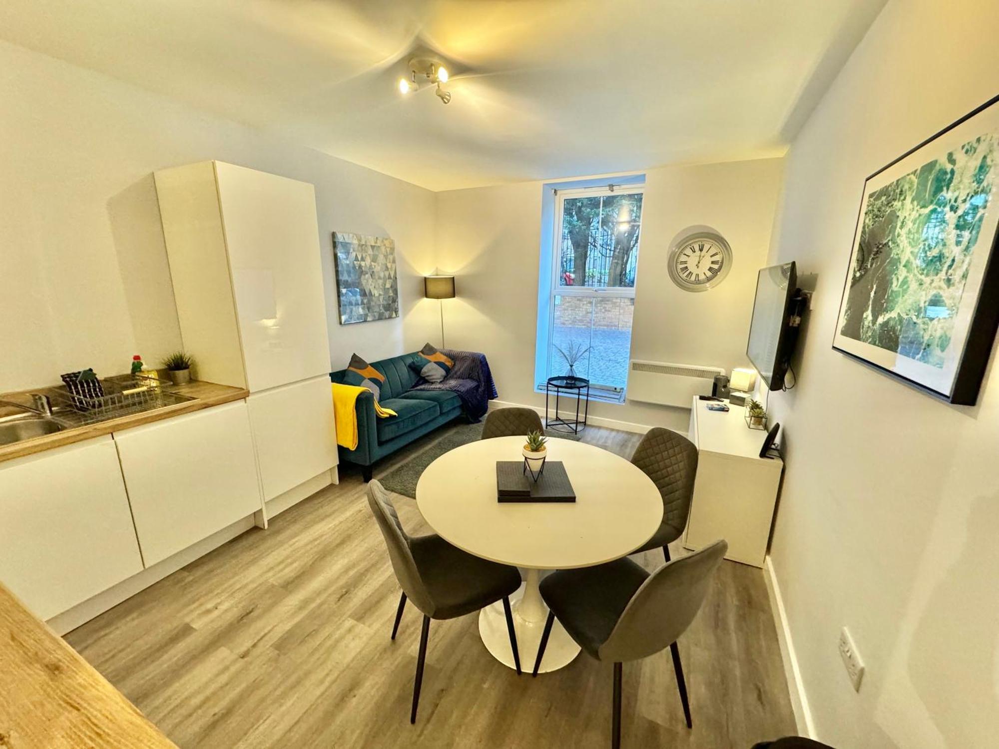 Two Bedroom - Heart Of - Free Parking - Sleeps 6 - Close To Town And Appartamento