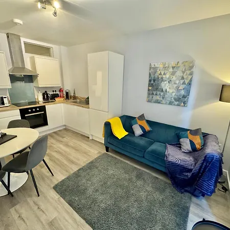 Two Bedroom Apartment - Heart Of Bournemouth - Free Parking - Sleeps 6 - Close To Town And Beach Exterior photo