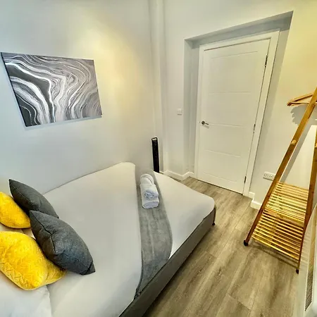 Two Bedroom Apartment - Heart Of Bournemouth - Free Parking - Sleeps 6 - Close To Town And Beach Exterior photo